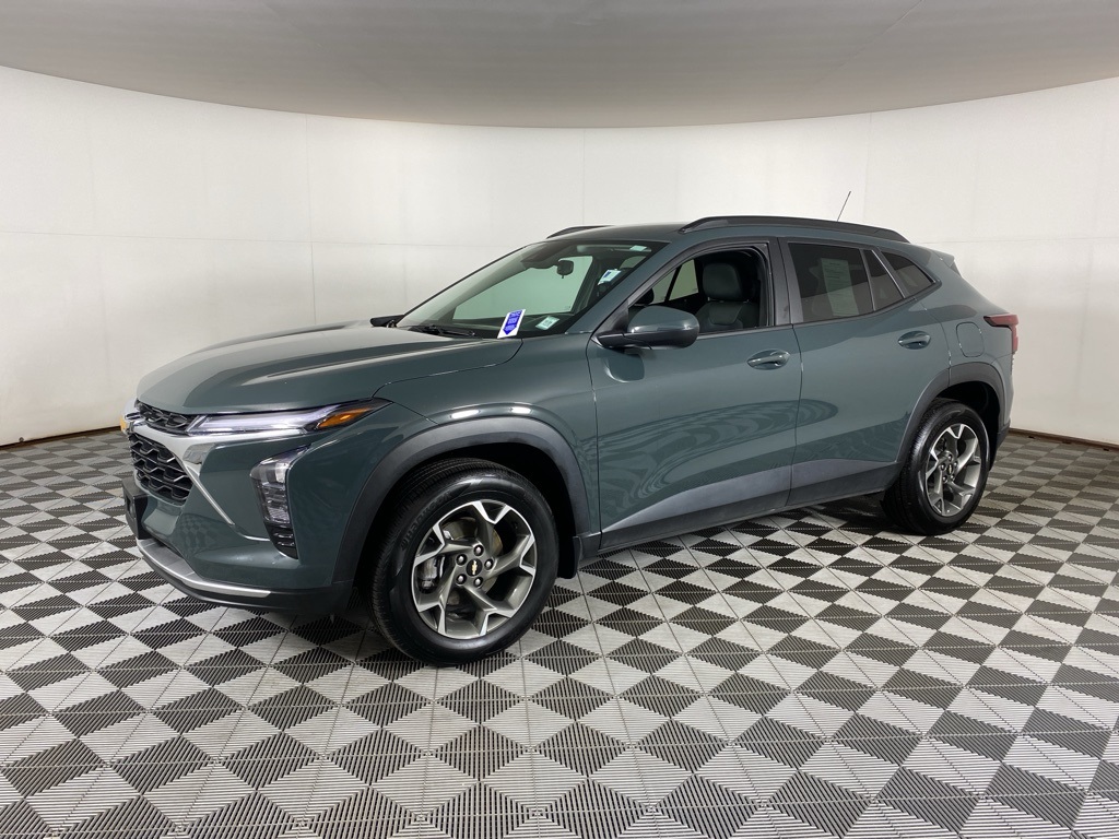 2025 Chevrolet Trax LT photo 2