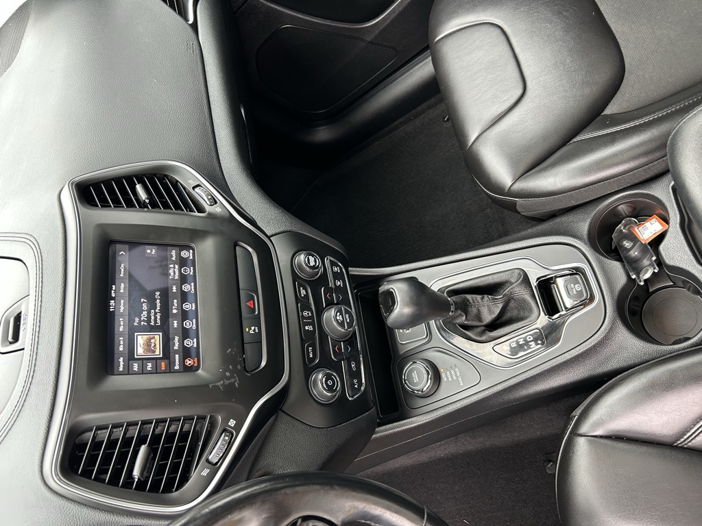 2020 Jeep Cherokee Altitude photo 16