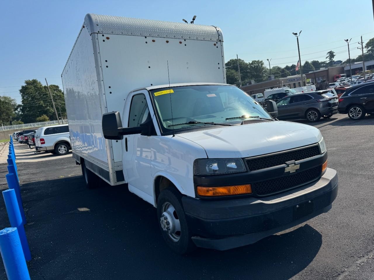 2018 Chevrolet Express Cutaway 3500 Van photo 2