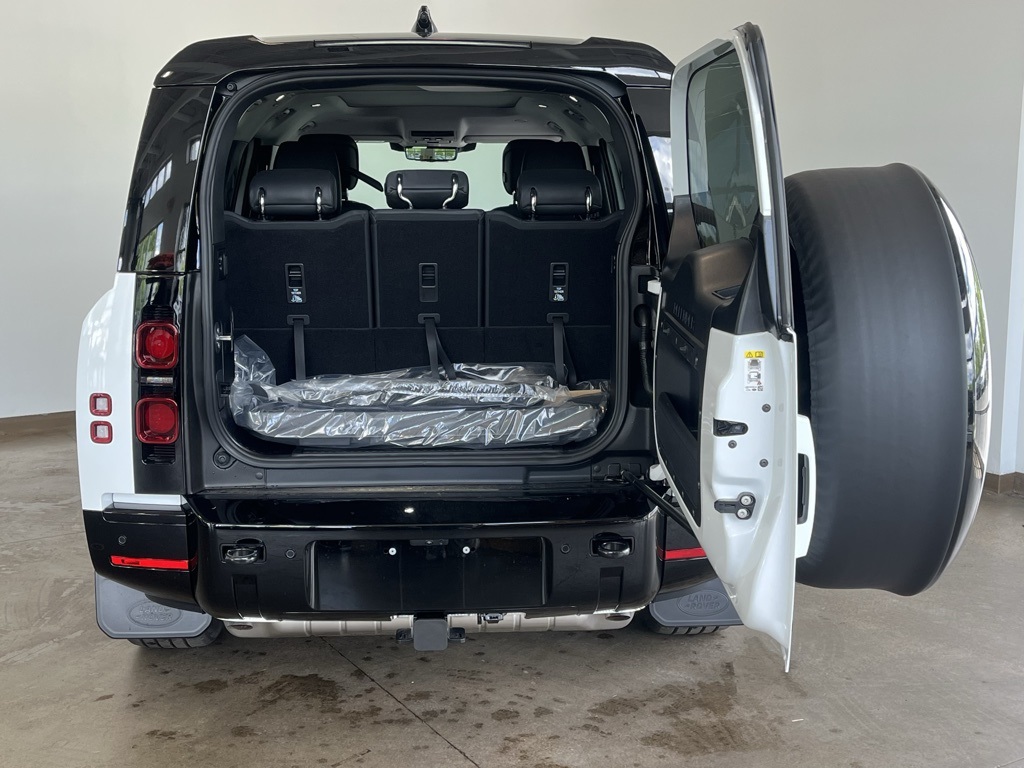 2025 Land Rover Defender 130 X-Dynamic SE photo 11