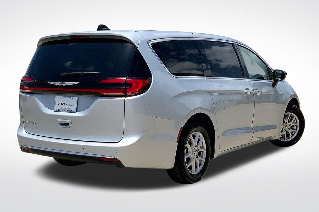 2024 Chrysler Pacifica Touring L photo 8