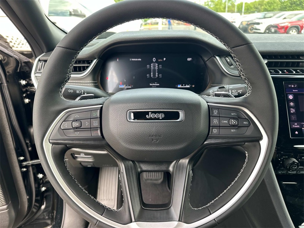 2025 Jeep Grand Cherokee Laredo photo 5