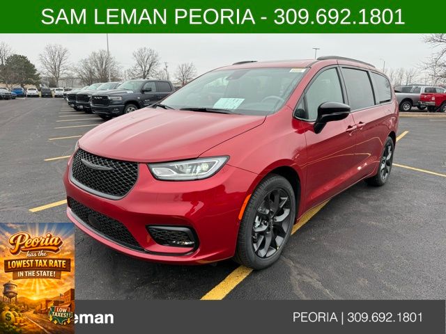 2026 Chrysler Pacifica Limited's photo