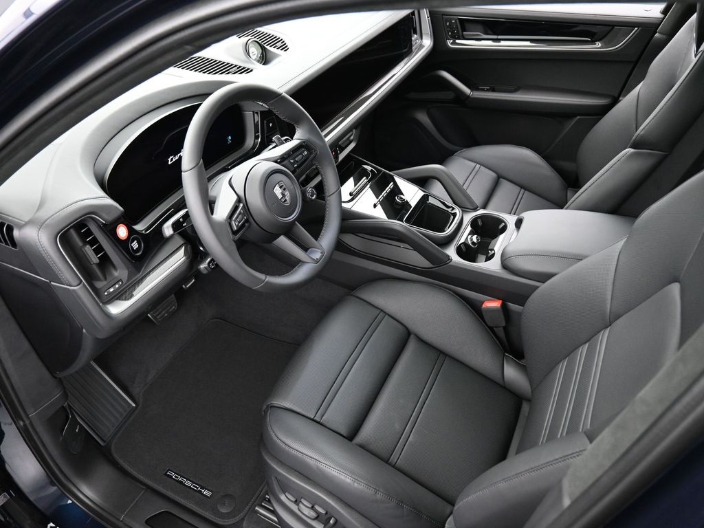 2025 Porsche Cayenne Turbo E-Hybrid photo 3