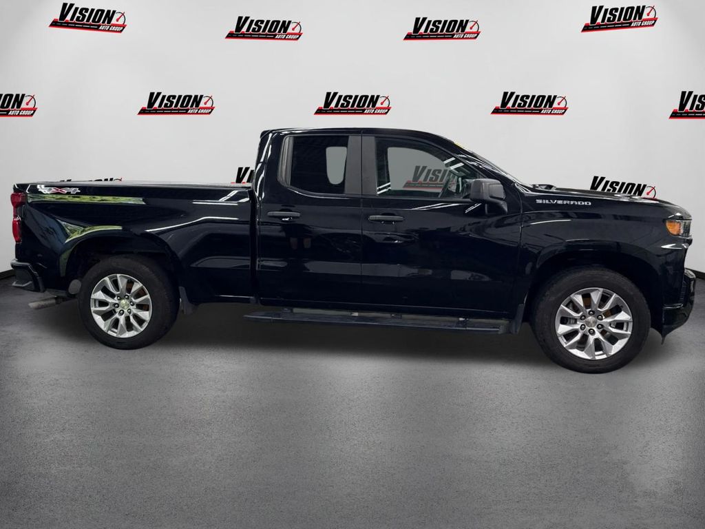 2019 Chevrolet Silverado 1500 Custom photo 2