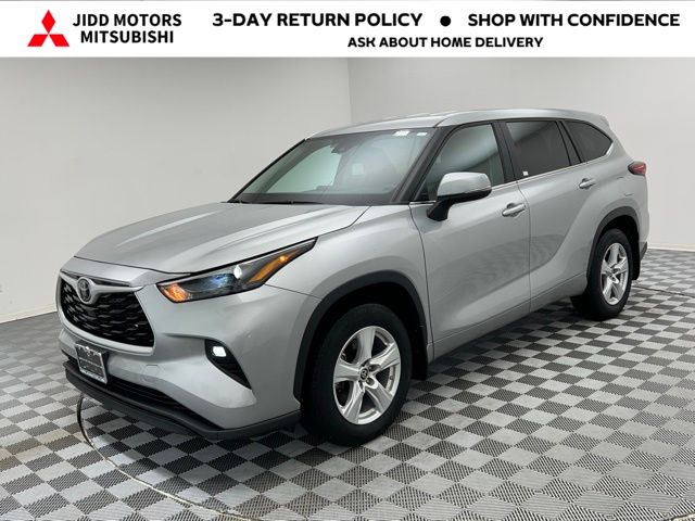 2024 Toyota Highlander LE's photo