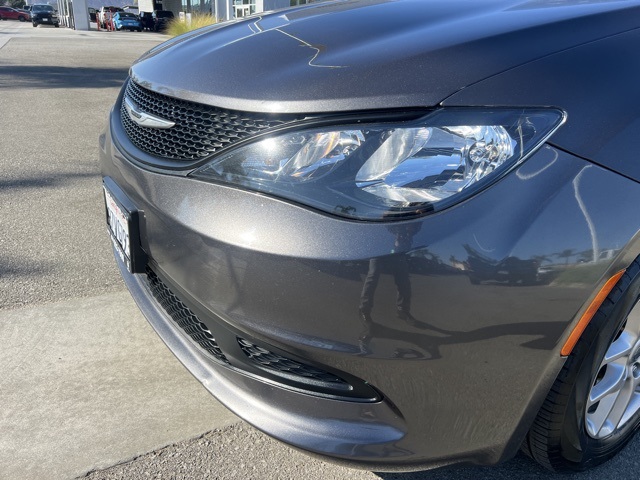 2022 Chrysler Voyager LX photo 9