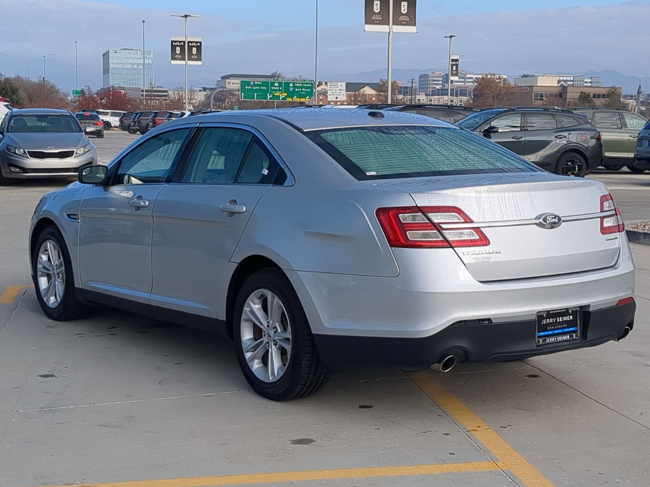 2015 Ford Taurus SE photo 3