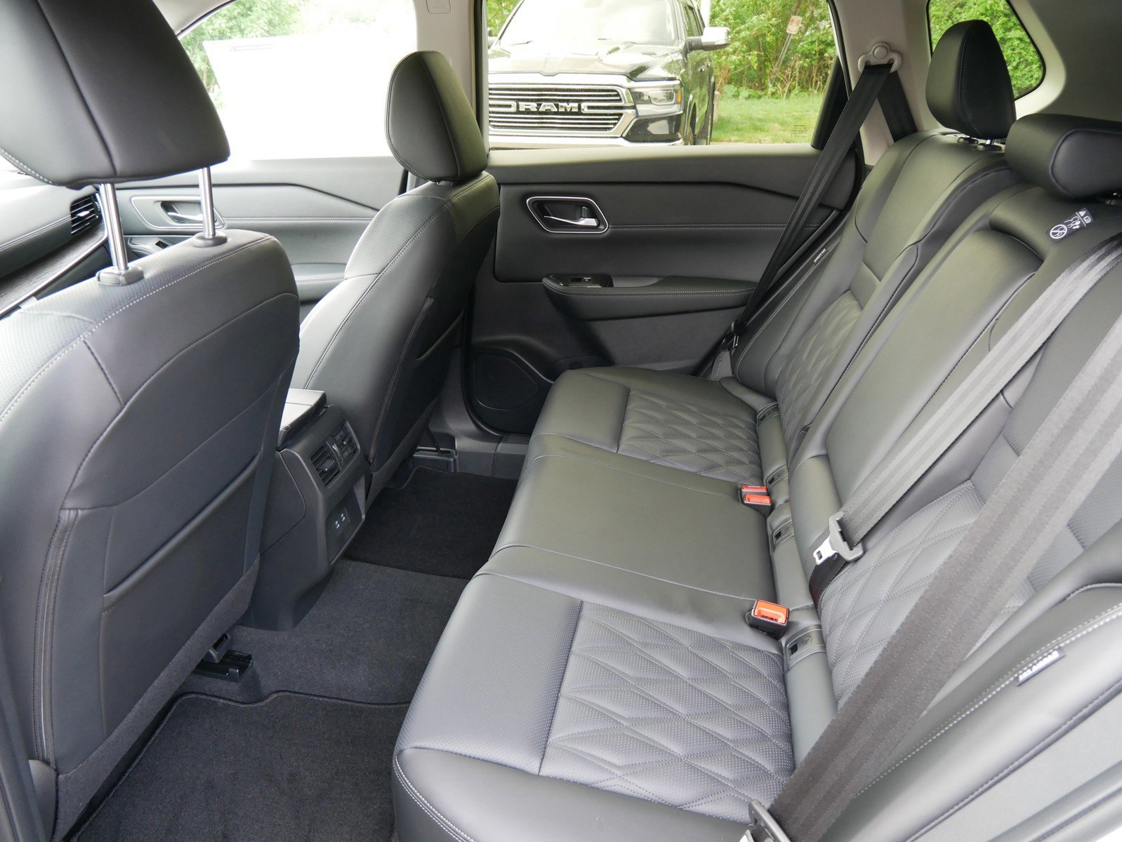 2025 Nissan Rogue Platinum photo 6