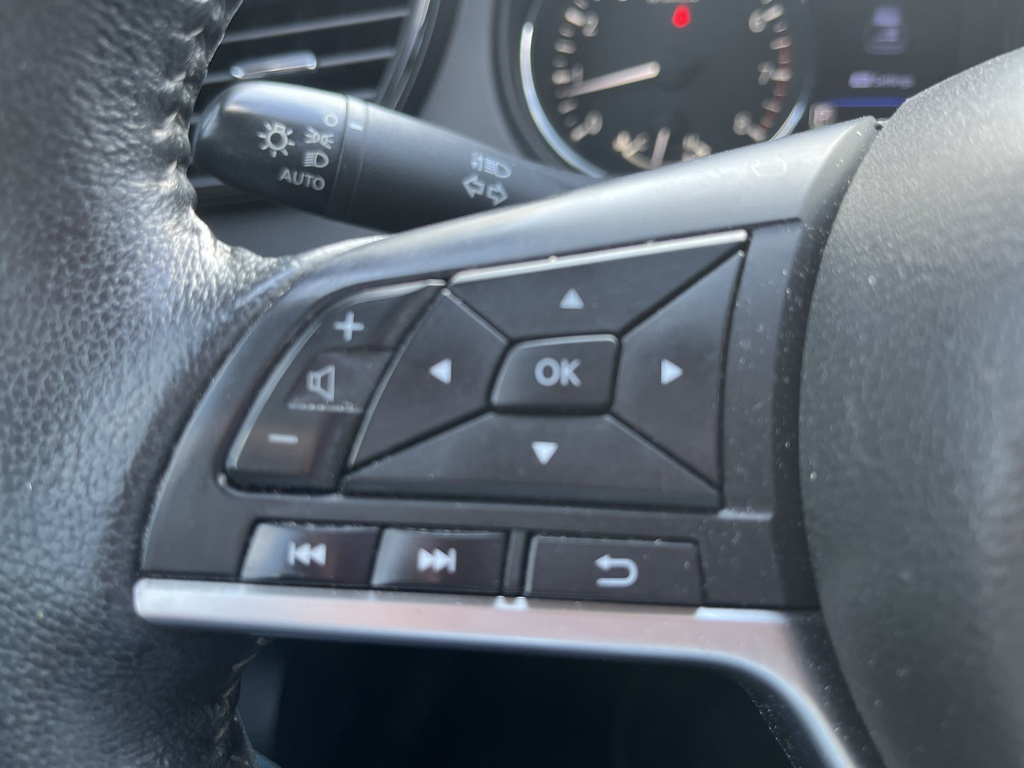 2019 Nissan Rogue SV photo 6