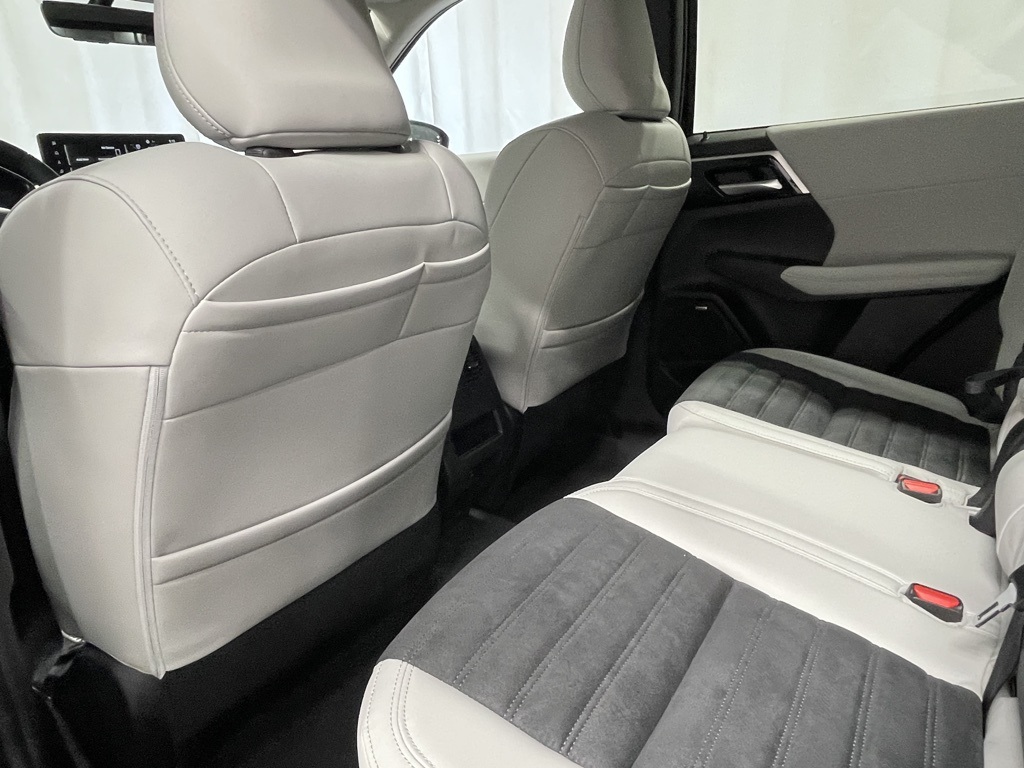 2025 Mitsubishi Outlander SE photo 21