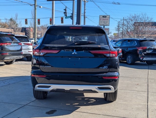 2025 Mitsubishi Outlander SEL photo 4