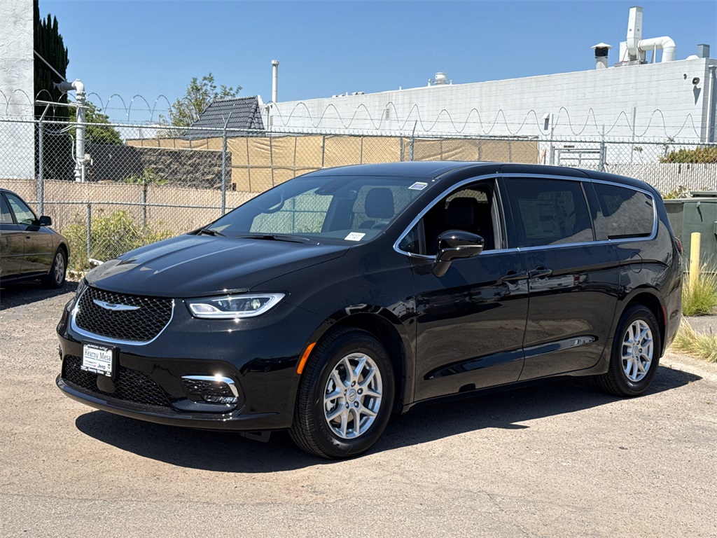 2025 Chrysler Pacifica photo 4
