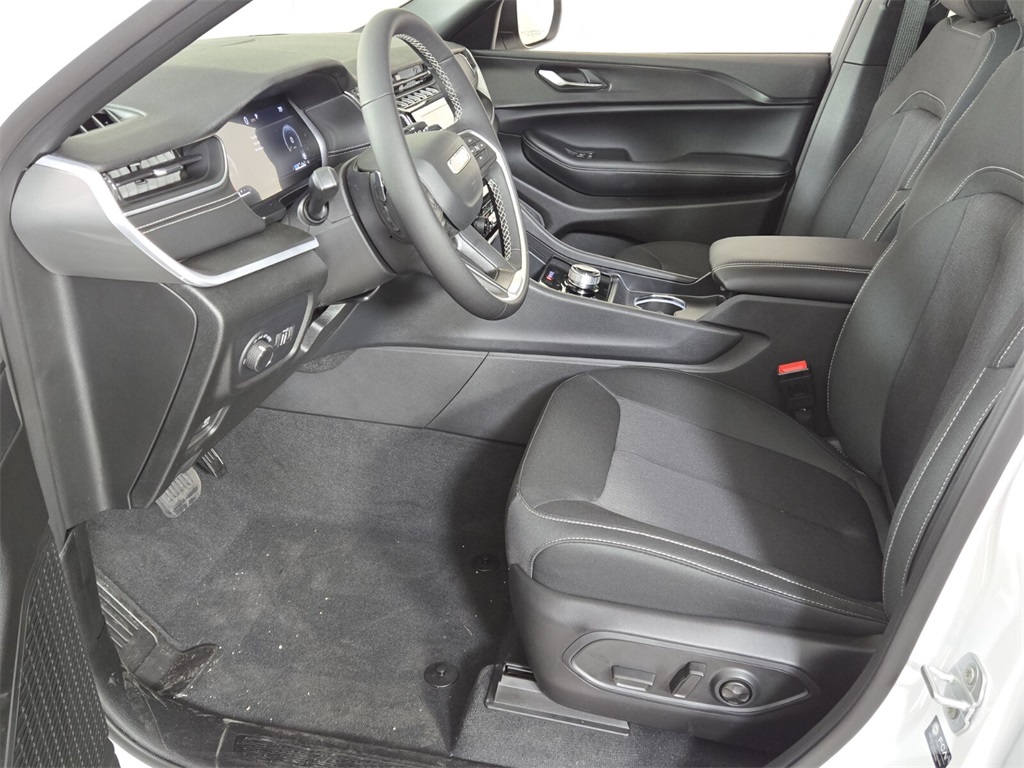 2025 Jeep Grand Cherokee Laredo photo 6