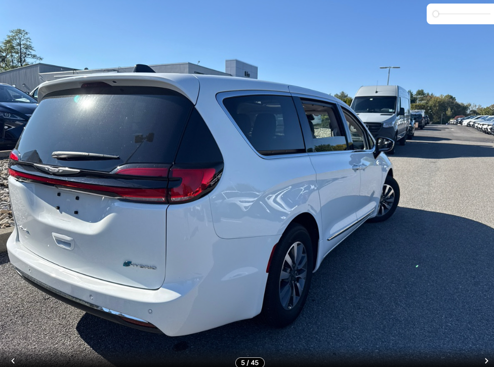 2023 Chrysler Pacifica Hybrid Limited photo 2