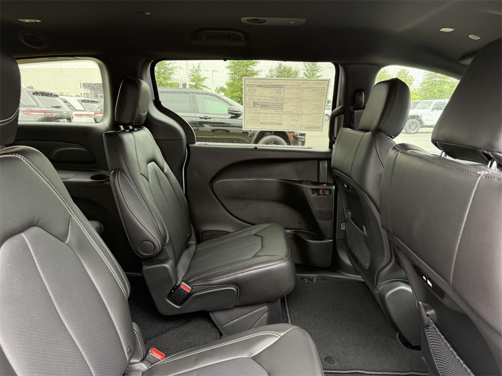 2025 Chrysler Pacifica photo 14