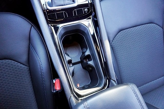 New 2026 Bright White Clear-Coat Exterior Paint Jeep Latitude image 33