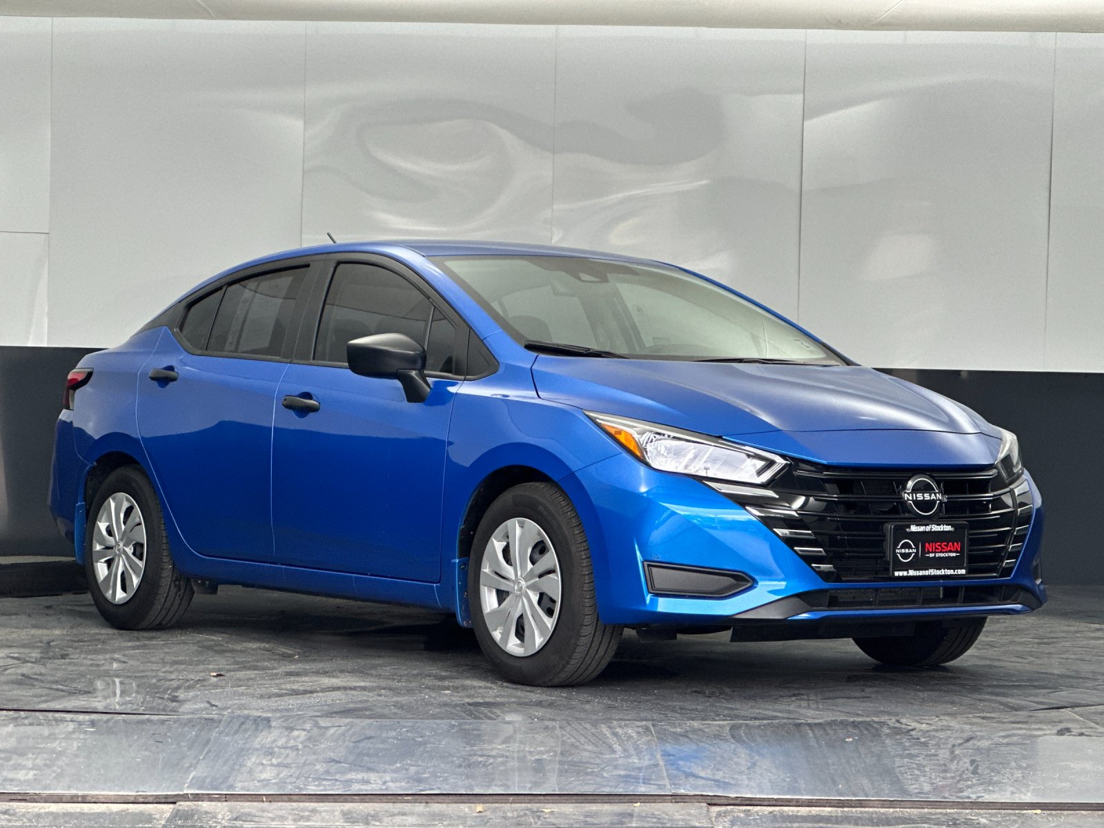 2023 Nissan Versa Sedan S's photo