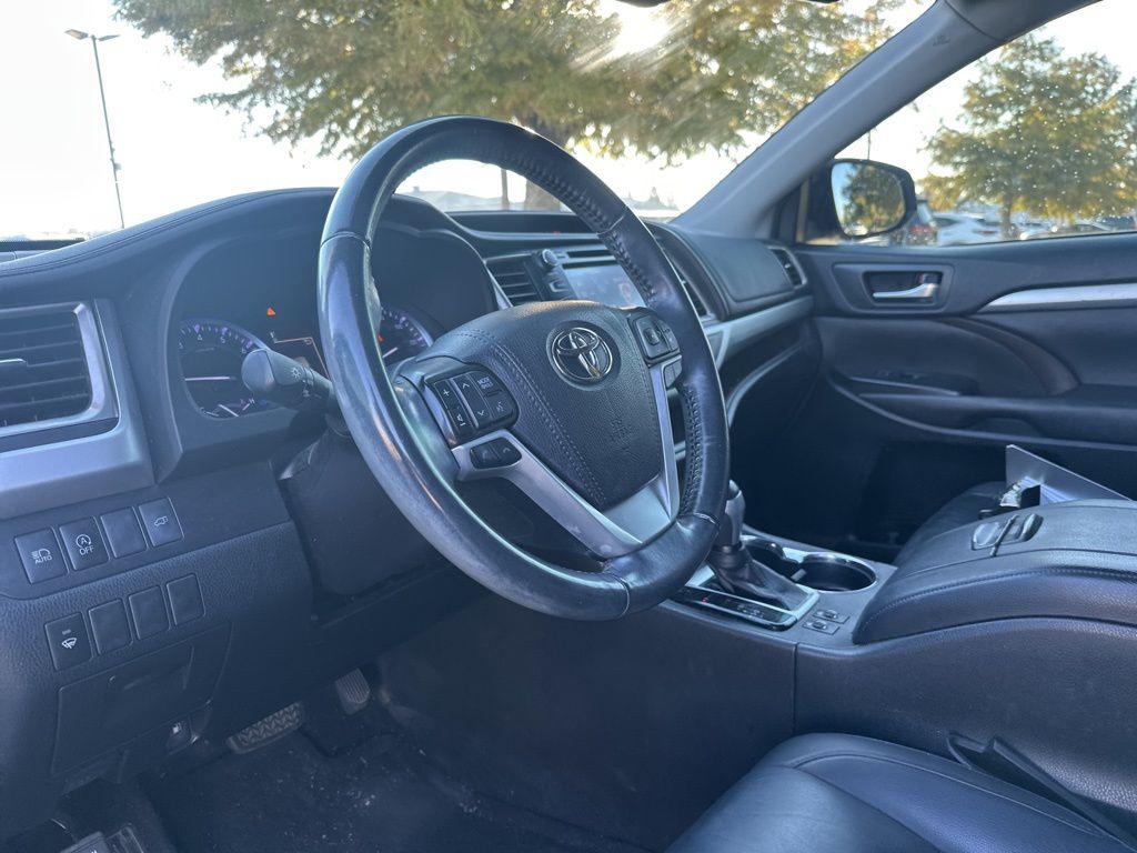 2019 Toyota Highlander XLE photo 2