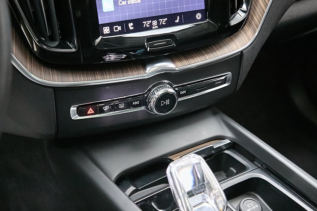 2023 VOLVO XC60 - Image 16