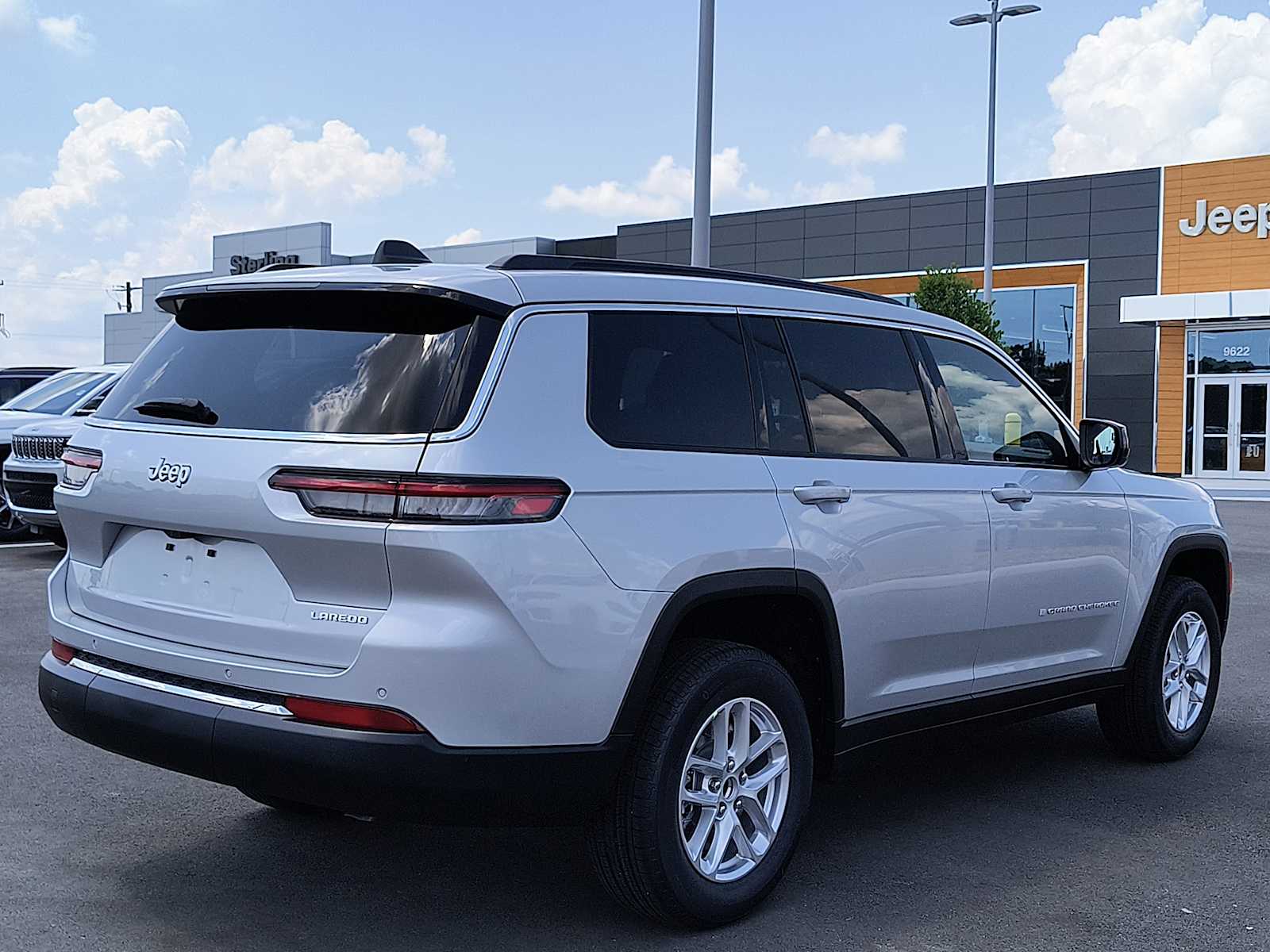 2025 Jeep Grand Cherokee Laredo X photo 2