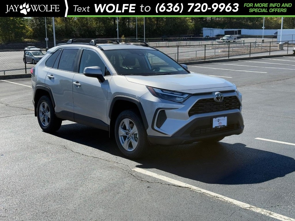 2025 Toyota RAV4 XLE's photo