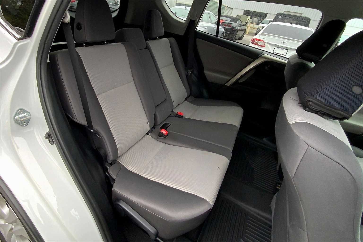 2015 Toyota RAV4 LE photo 17