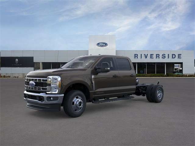 2025 Ford F-350 Super Duty Chassis Cab XLT's photo