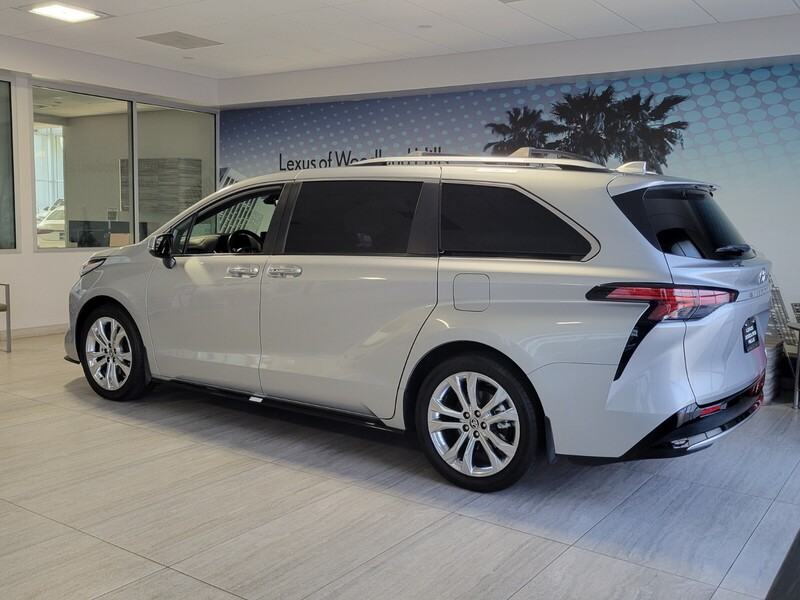 2024 Toyota Sienna Platinum photo 3