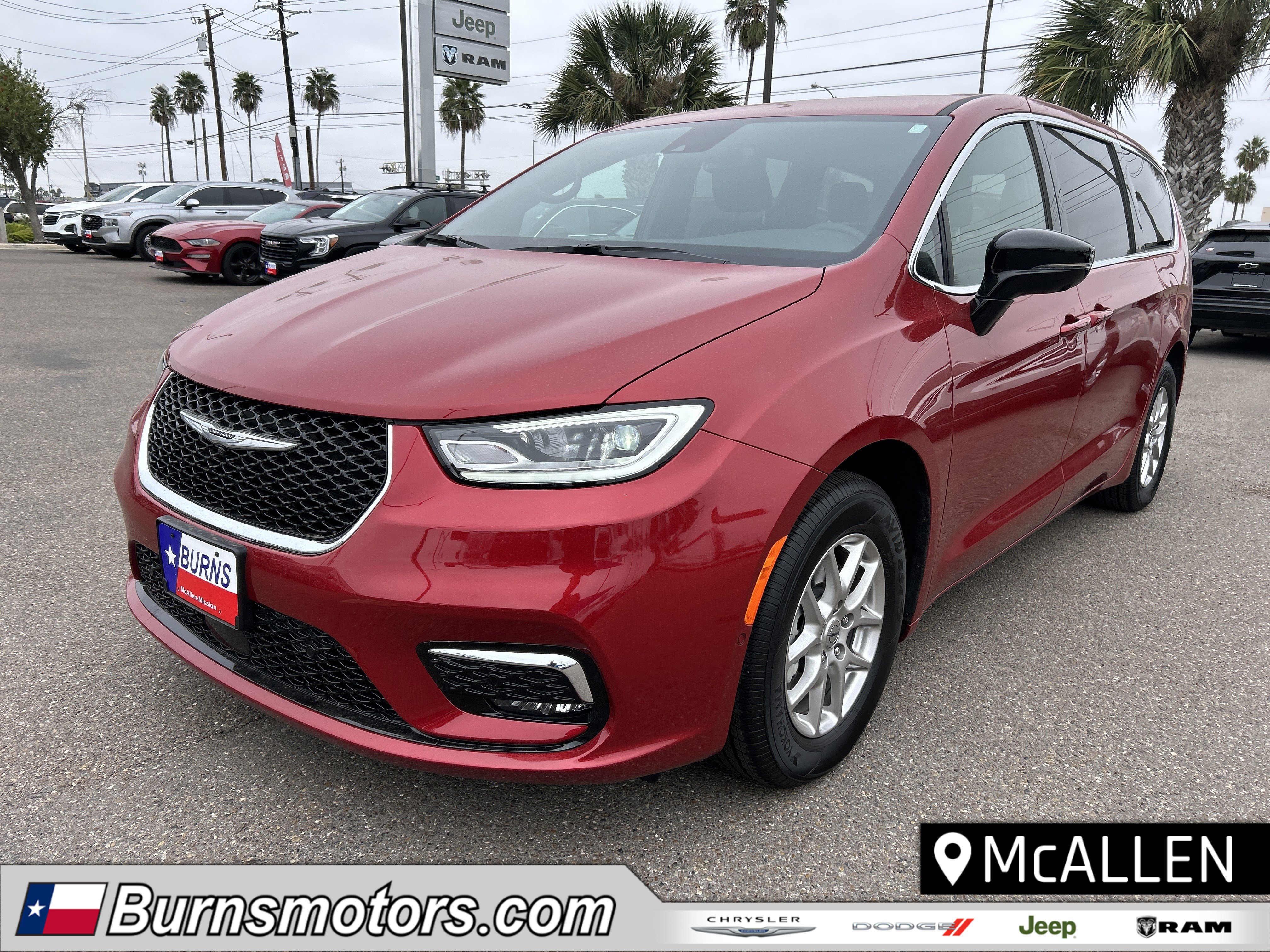 2025 Chrysler Pacifica Select's photo