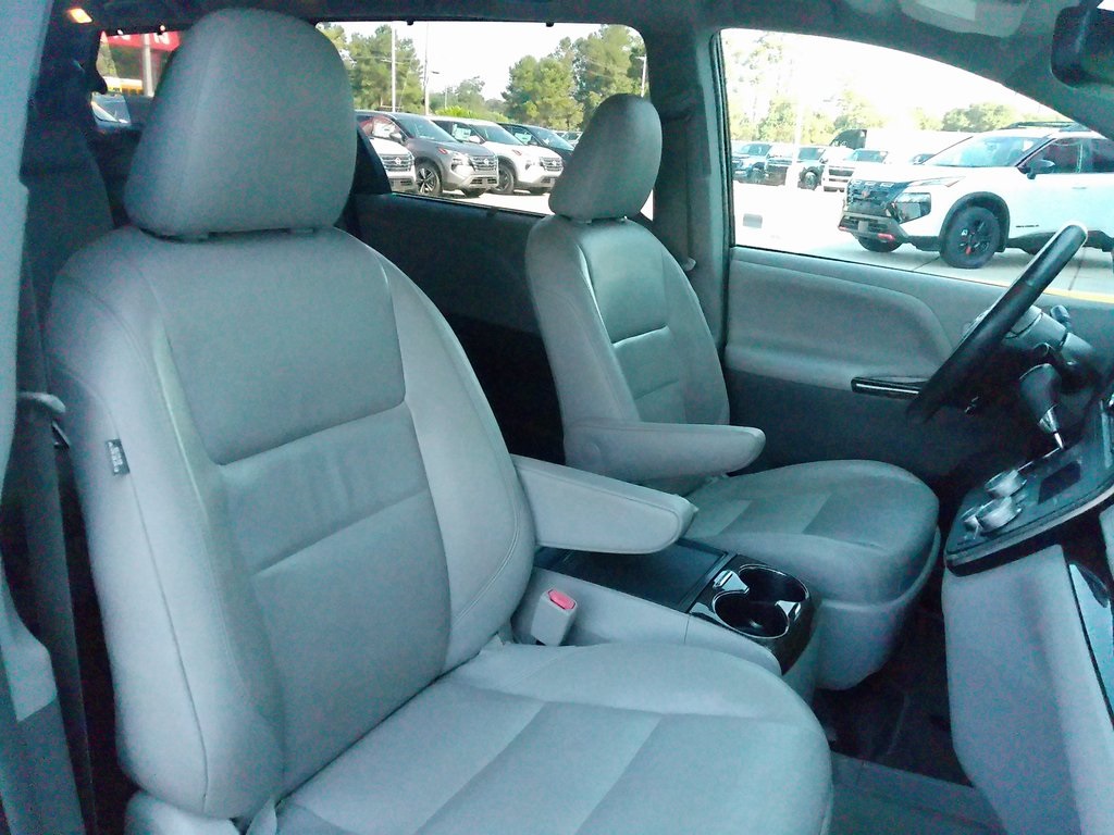 2018 Toyota Sienna XLE photo 12