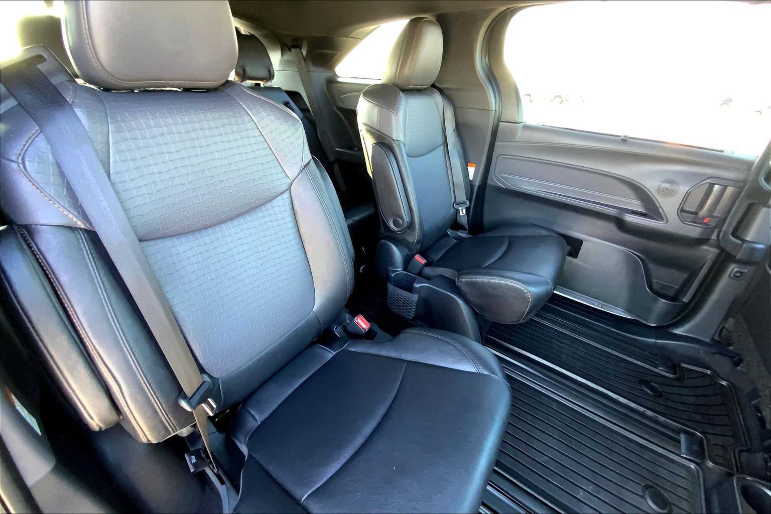 2023 Toyota Sienna Woodland Edition photo 18
