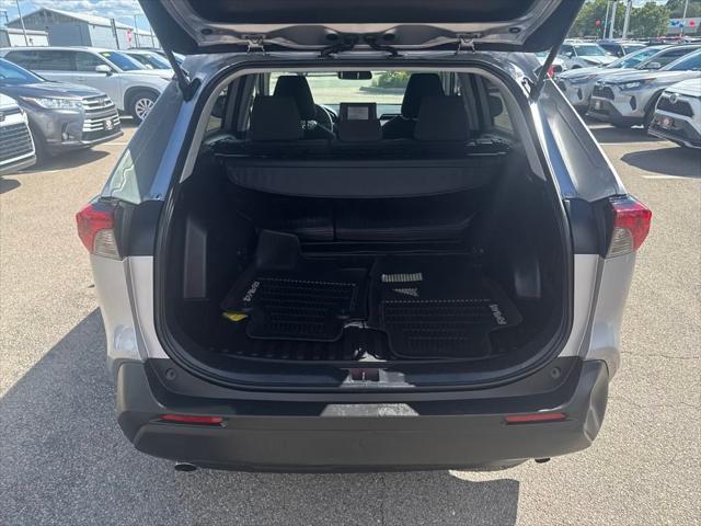 2021 Toyota RAV4 LE photo 3