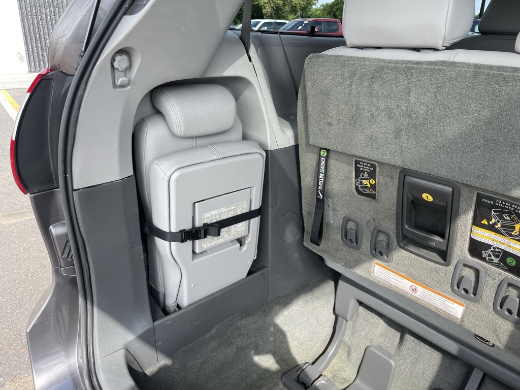 2017 Toyota Sienna XLE photo 27