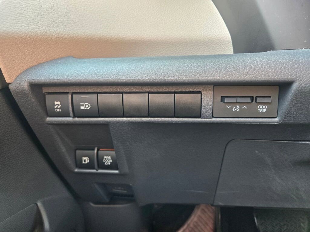 2021 Toyota Sienna LE photo 16