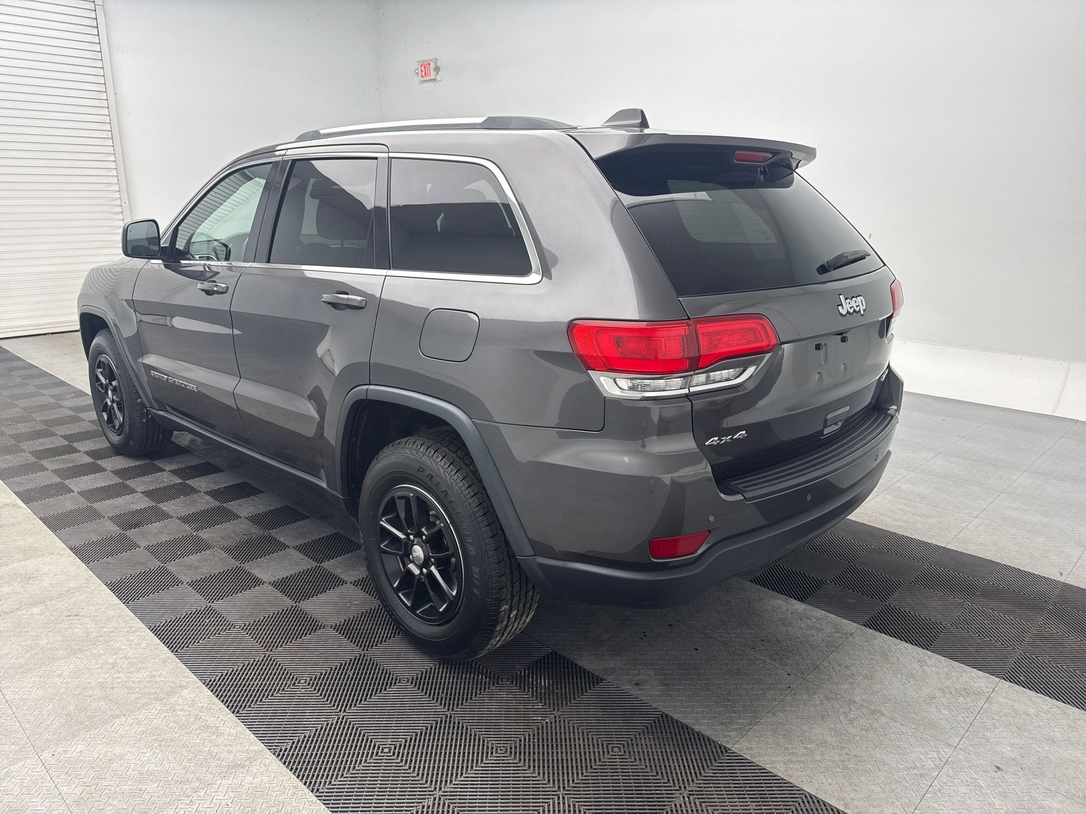 2019 Jeep Grand Cherokee Laredo E photo 2