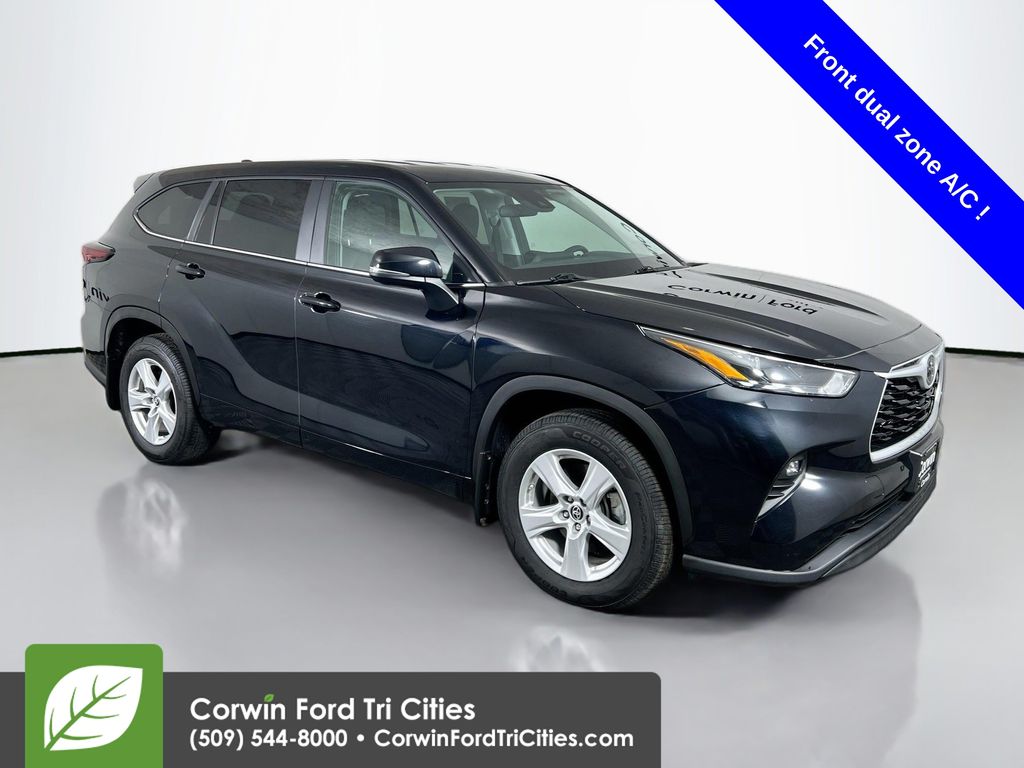 2024 Toyota Highlander LE's photo
