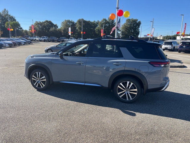 2025 Nissan Pathfinder Platinum photo 3