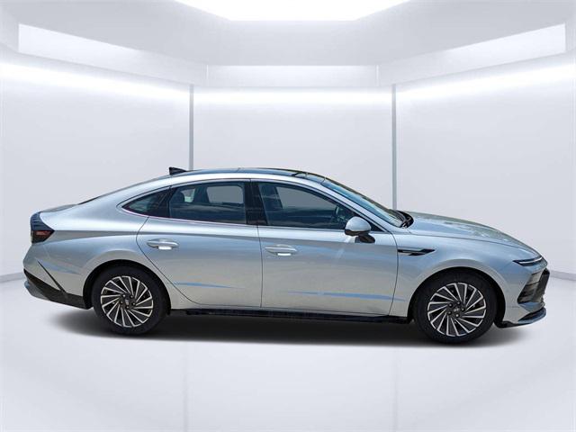 2025 Hyundai Sonata Hybrid Limited photo 2