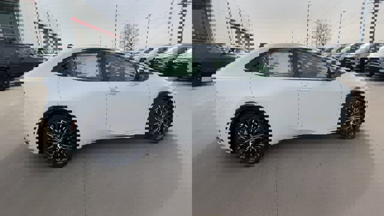 2025 Toyota Prius XLE photo 9