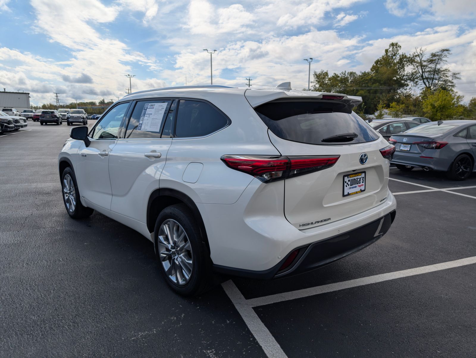 2021 Toyota Highlander Hybrid Limited photo 4