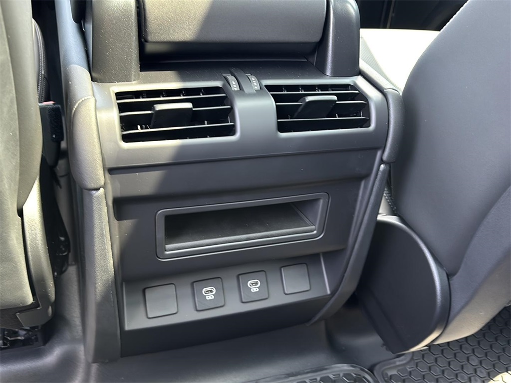 2025 Land Rover Defender 110 X-Dynamic SE photo 3