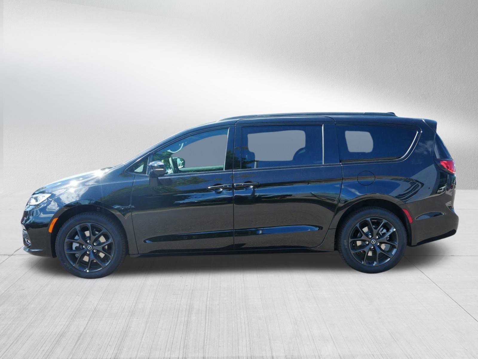 2026 Chrysler Pacifica Limited photo 3