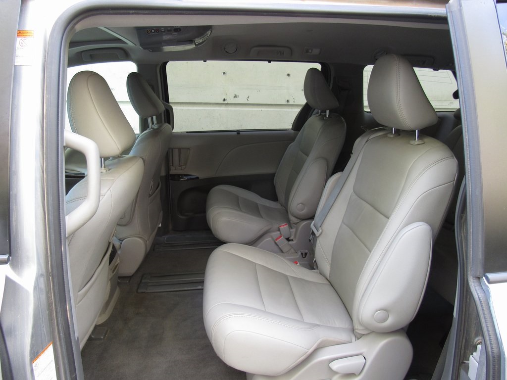 2018 Toyota Sienna XLE photo 14