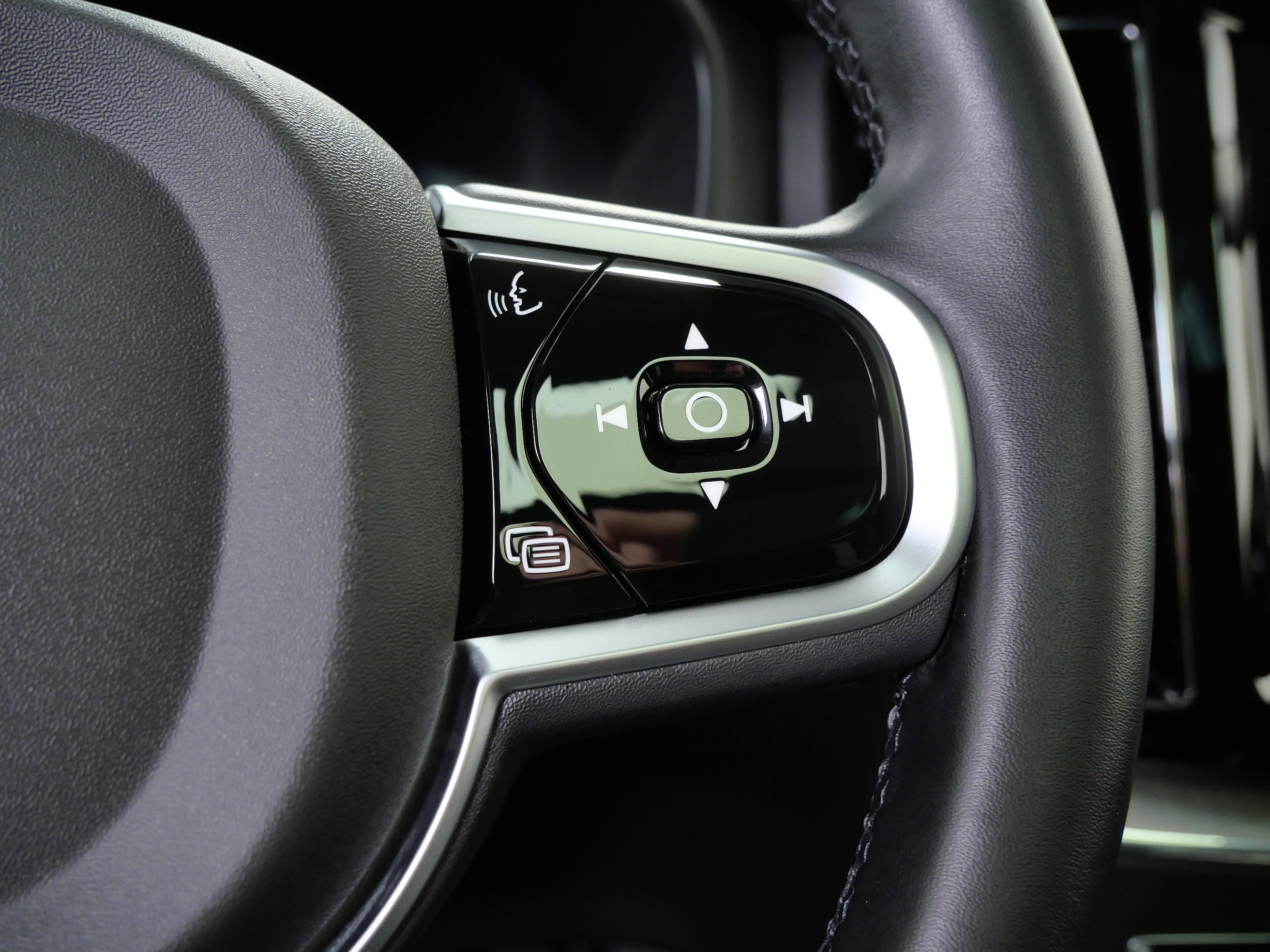 2025 Volvo XC60 Plus photo 28
