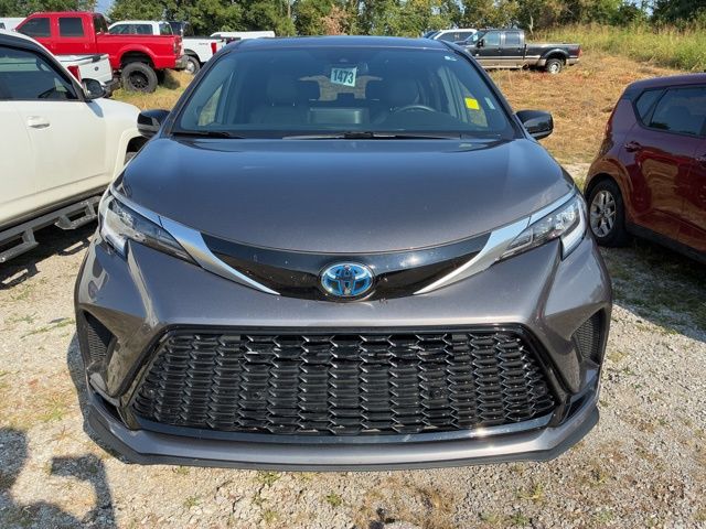 2022 Toyota Sienna XSE photo 2