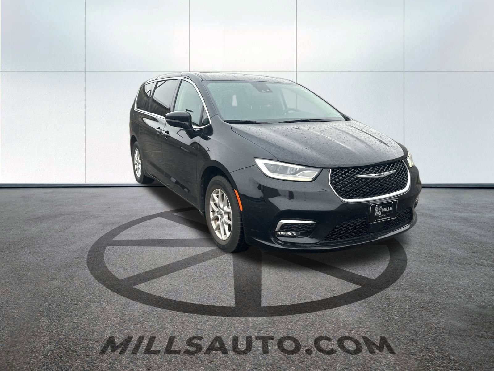 2024 Chrysler Pacifica Touring L photo 3