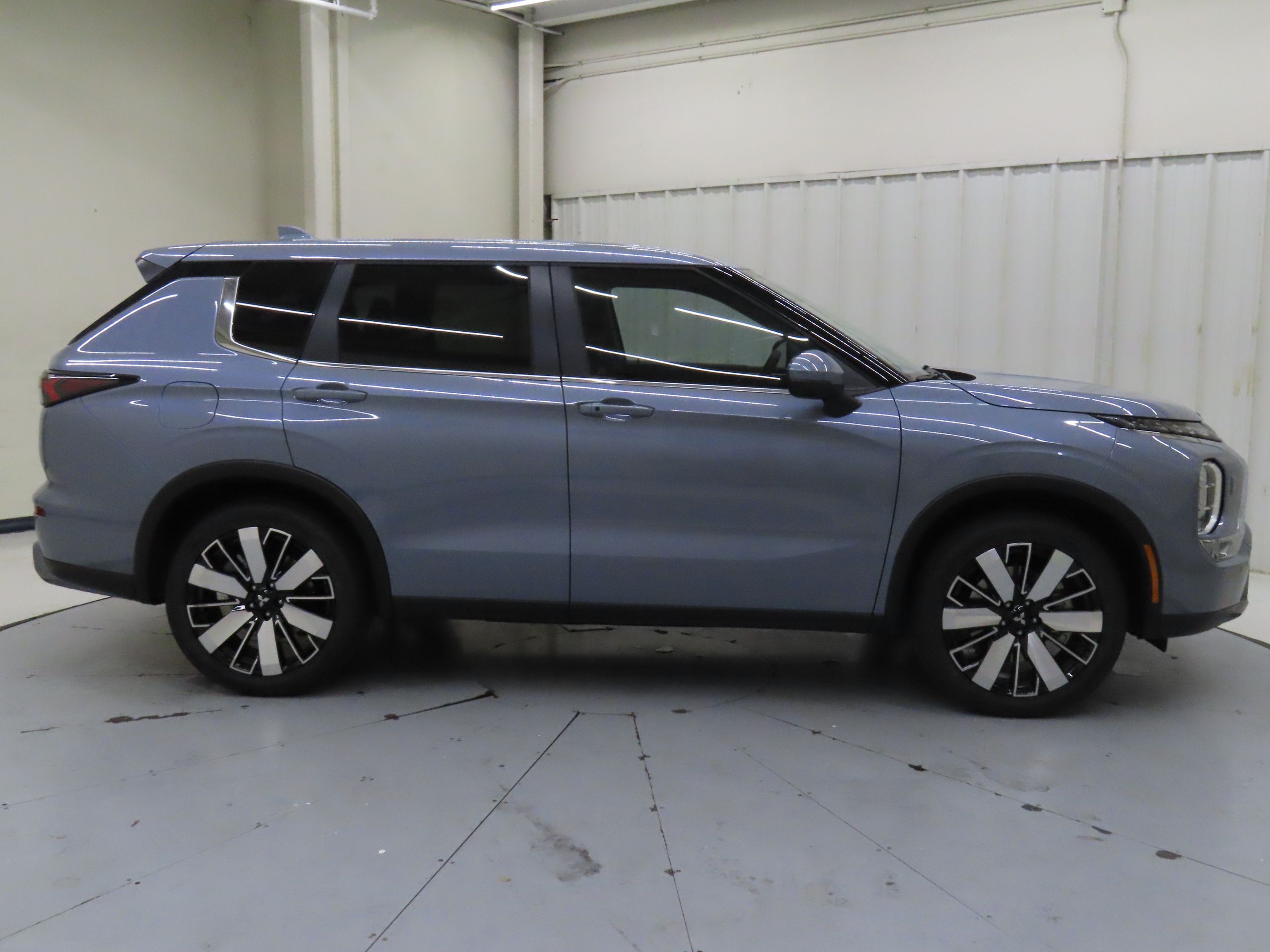 2025 Mitsubishi Outlander SE photo 2