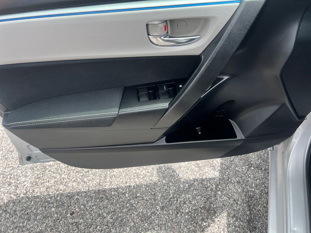 2014 Toyota Corolla LE photo 10