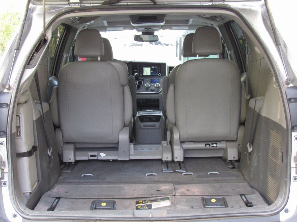 2018 Toyota Sienna XLE photo 22